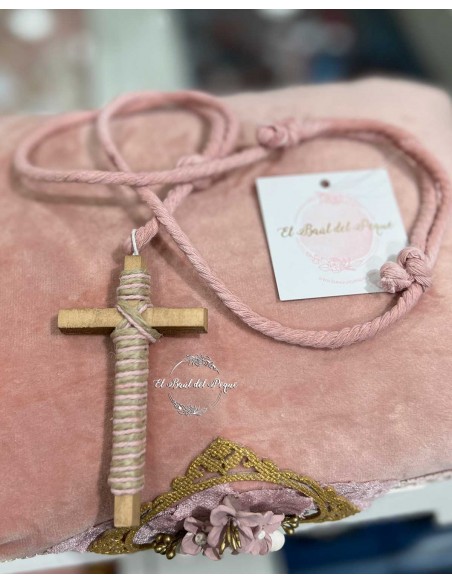 Cruz Comunión Madera Cuerda Rosa Anudada Rosa y Cuerda