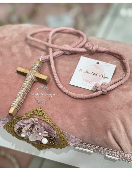 Cruz Comunión Madera Cuerda Rosa Anudada Rosa y Cuerda